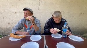 Бургер пицца сосиски в тесте кто быстрее съест выиграет приз . Соревнования по поеданию