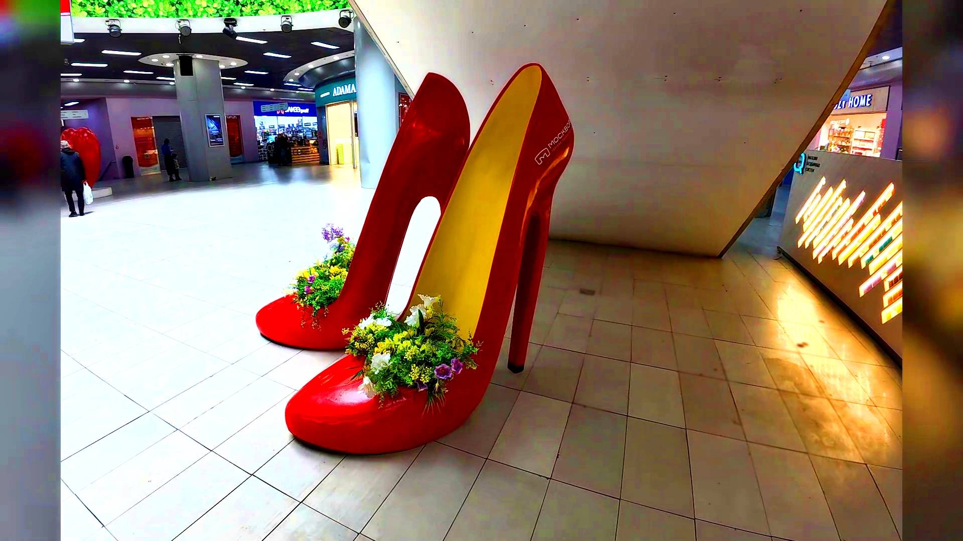 Я нашла туфли для королевы шопинга) ТУФЛИ-ГИГАНТЫ. ТРЦ Москворечье. смотреть онлайн