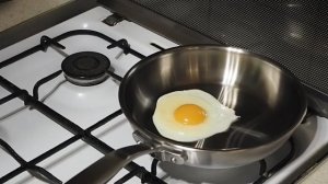 Смертельный номер! Жарим глазунью на сковороде из нержавейки без масла!