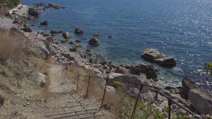 Дикий пляж под кипарисовой рощей в Кастрополе, Береговое