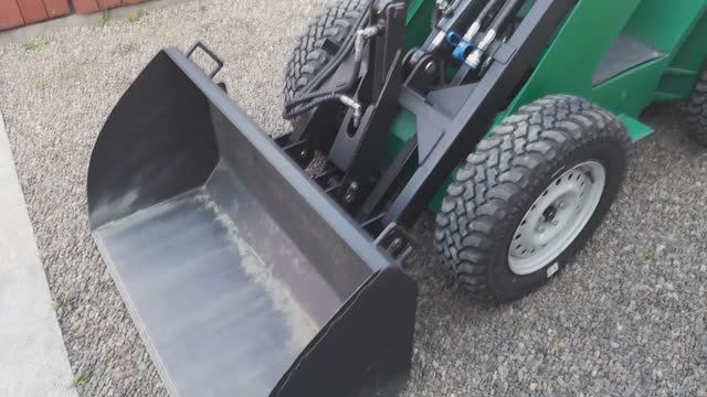 Мини погрузчик на 4-х мощных гидромоторах, 30 л.с., грузоподъёмность 600 кг смотреть онлайн