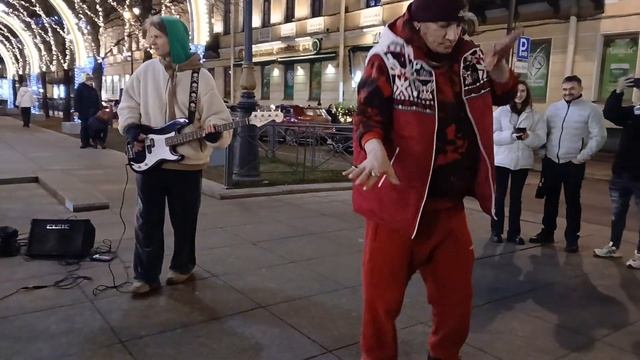 ТАНЦОР МАЙКЛ ПОДДЕРЖАЛ УЛИЧНЫХ МУЗЫКАНТОВ смотреть онлайн