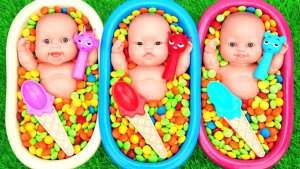 Мультики для детей. Перемешиваем слаймы в ванночках с куклами. Смотреть онлайн для детей и малышей.