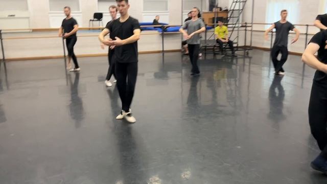 16-10-2025 АДАЖИО НА СЕРЕДИНЕ ЗАЛА смотреть онлайн