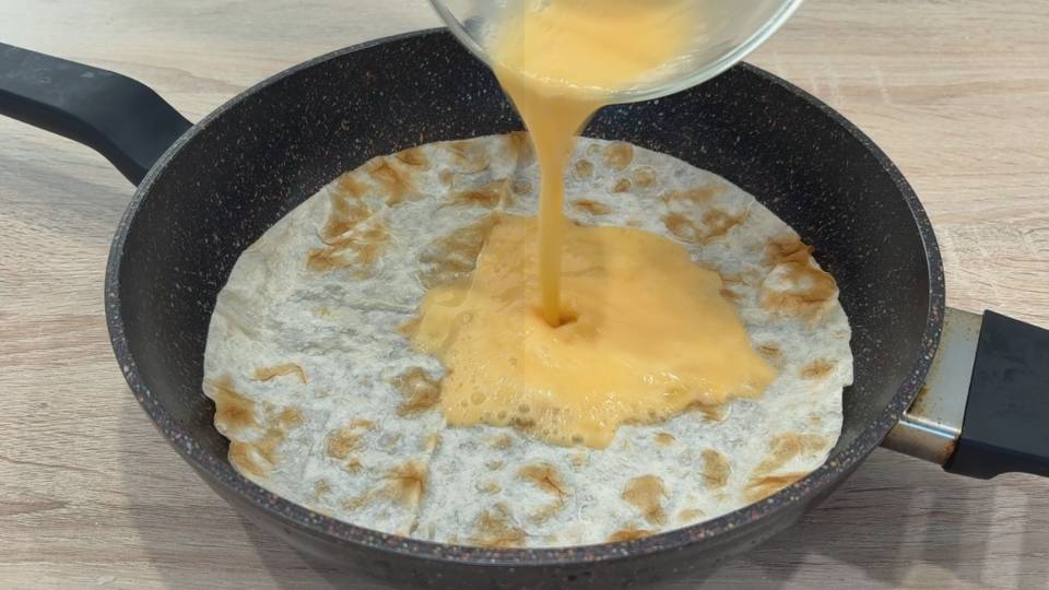 Просто вылейте 2 Яйца на лаваш и результат будет потрясающий! Вкуснее, чем пицца! смотреть онлайн