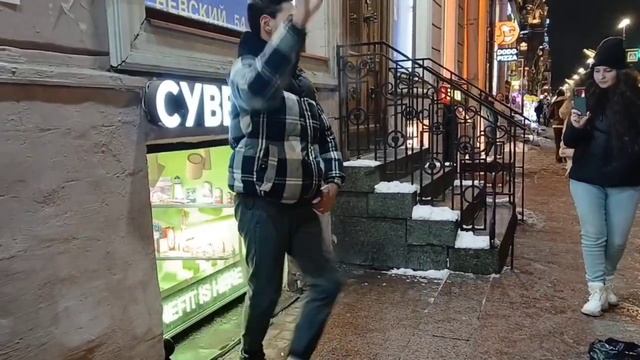 ТАНЦОР САША ТАНЦУЕТ НА НЕВСКОМ ПРОСПЕКТЕ смотреть онлайн