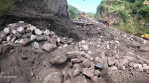 Строительство, экскаватор копает песок