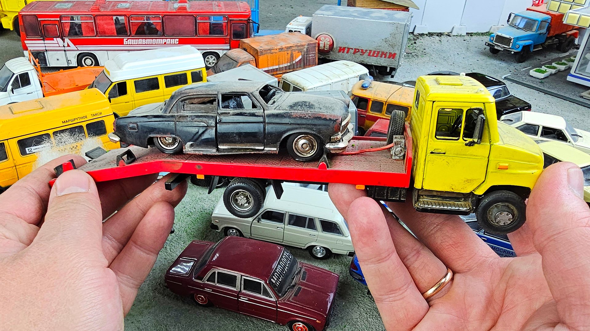 Модельки машин 1/43 на макете города. Про машинки смотреть онлайн