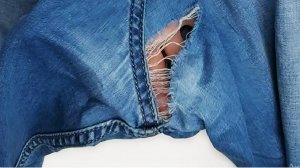Удивительно простой способ заделать дырку в джинсах между ног — гениальный швейный трюк!