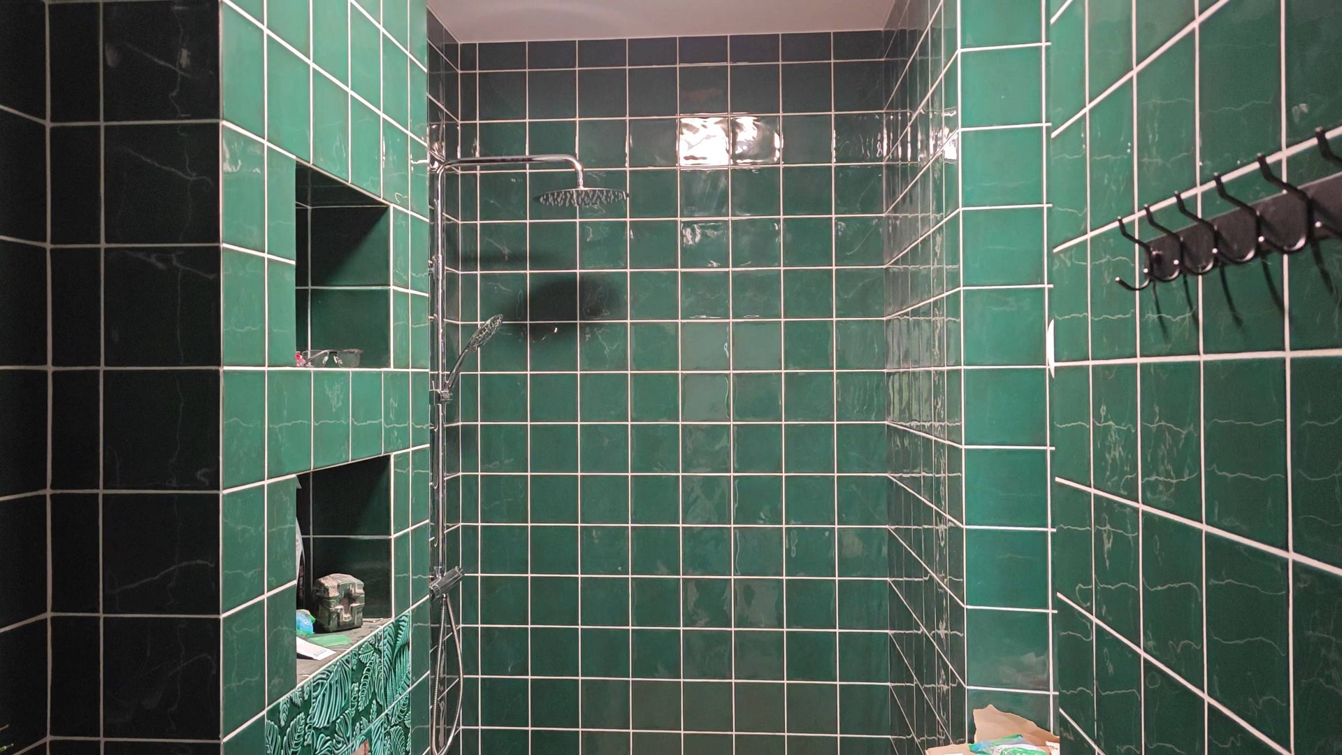 Новости со стройки. Санузел почти готов. Натяжные потолки. Новые соседи.