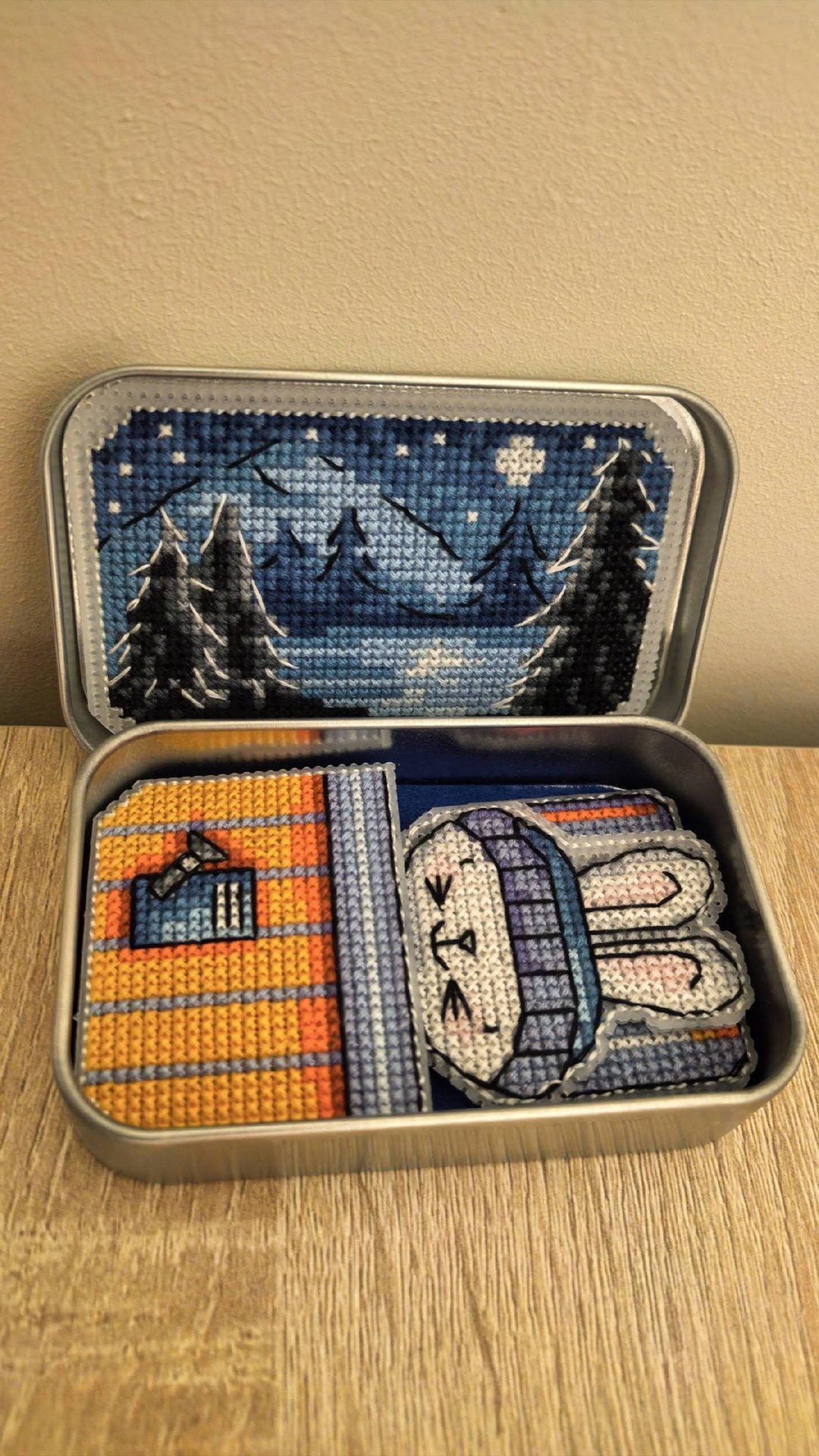 Вышивка на пластиковой канве.