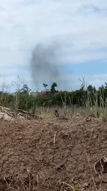 Российский боец идёт пить кофе пока по его позициям пытается отработать вражеский танк. смотреть онлайн