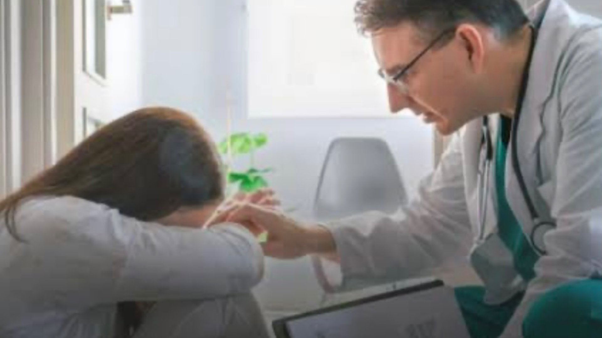 14-летняя школьница начала рожать прямо на уроке смотреть онлайн