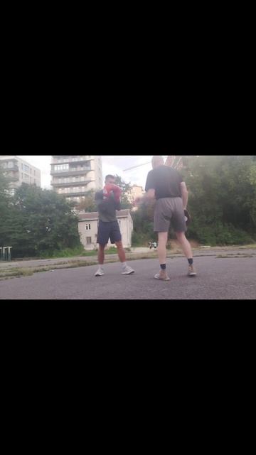 Робота на лапах: довільно наносимо прямі та бокові удари