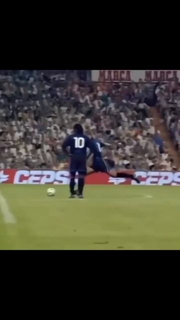 Адриано — бразильский футболист, нападающий. смотреть онлайн