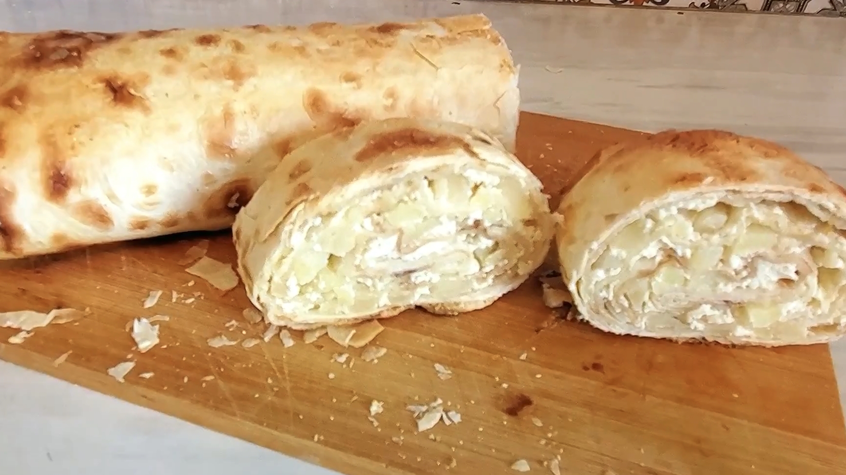 Рулет к чаю с творогом и яблоками. смотреть онлайн