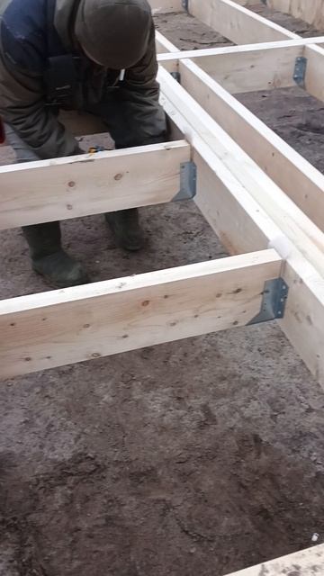 монтаж обвязки с балками на свайнозабивной фундамент