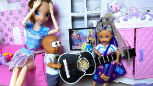 Катя и Макс ПОССОРИЛИСЬ😱😲 пока гитару делили! Веселая семейка куклы Барби видео истории Даринелка