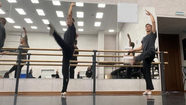 16-10-2025 УПРАЖНЕНИЯ У ПАЛКИ ДАМИР И МИША смотреть онлайн