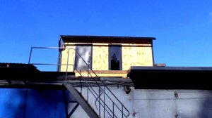 Мини домик с террасой прямо на крыше гаража!