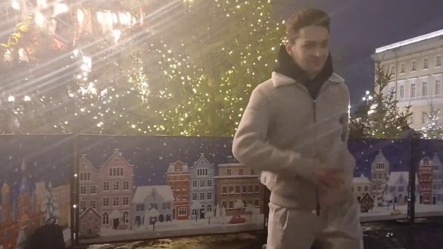ТАНЦОР САША ТАНЦУЕТ НА ДВОРЦОВОЙ ПЛОЩАДИ смотреть онлайн