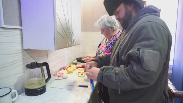 УСТАЛА ГОТОВИТЬ БРОШУ ВСЁ МАМА РАЗДРАЖЕНА и готовит СЕЛЁДКУ ПОД ШУБОЙ ПО-НАШЕМУ подвал ильича ВЛОГ смотреть онлайн