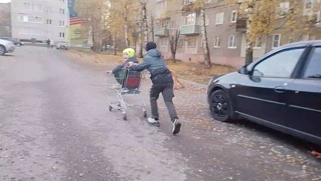 катаются но тележки из спара смотреть онлайн