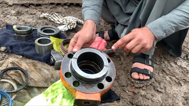 Замена комплекта уплотнений гидравлического цилиндра смотреть онлайн