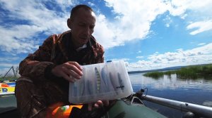 Простая рыбалка на щуку и окуня с лодки.