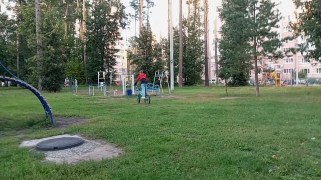 С другом круто поделали трюки на Bmx! Хахатошка