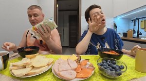 Мукбанг Вован ВЫБЕСИЛ, хорошо устроился НАХЛЕБНИК! Совсем его ИЗБАЛОВАЛА! Семейный обед в России
