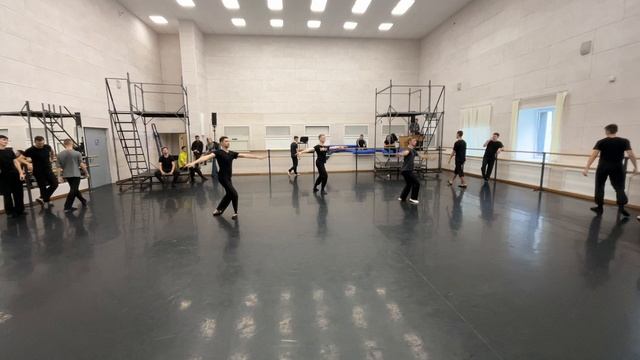 16-10-2025 ВРАЩЕНИЯ НА СЕРЕДИНЕ ЗАЛА МАЛЬЧИКИ смотреть онлайн