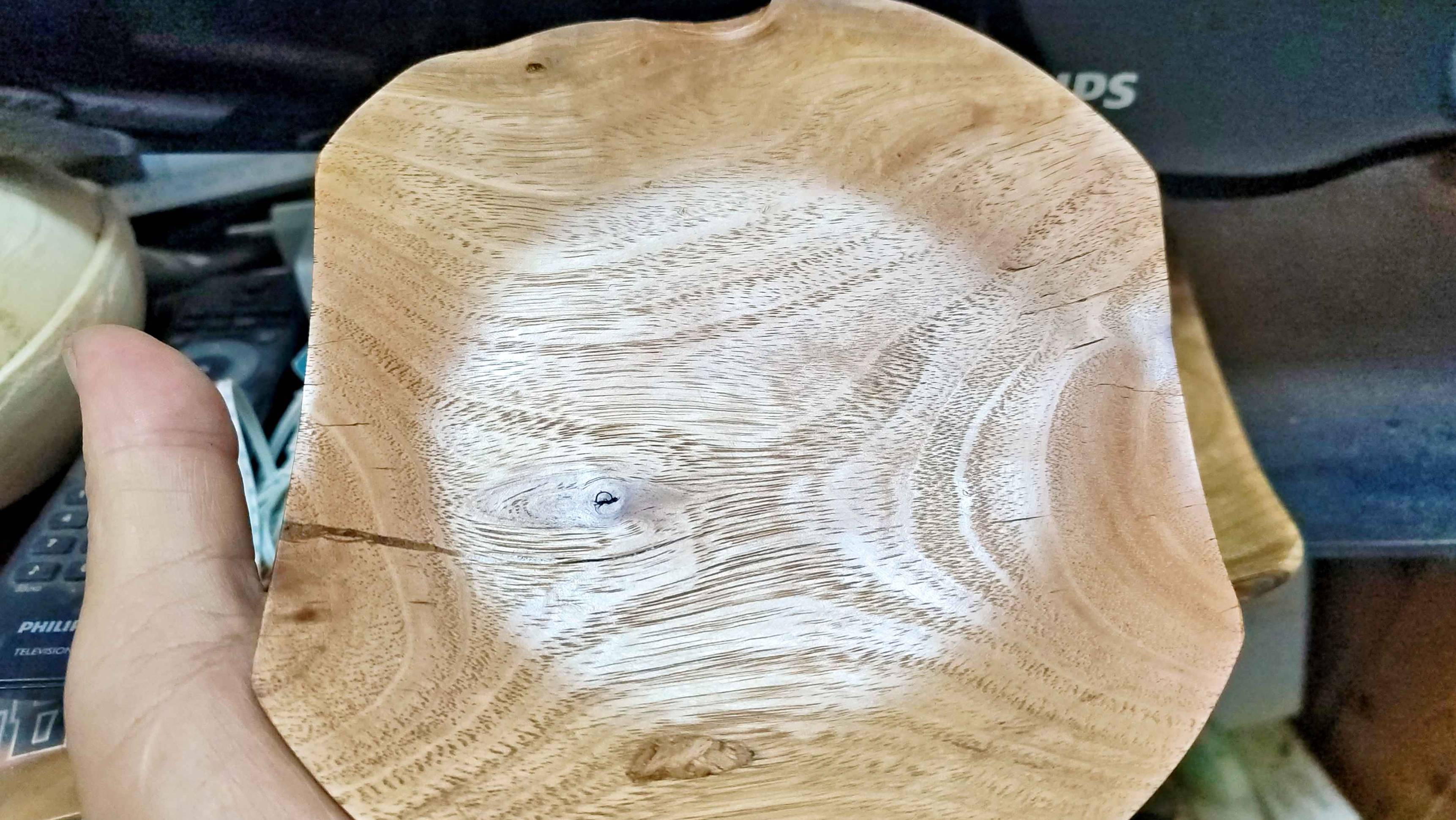 Тарелочка из бросовой эвкалиптовой чурки, отработка покрытия шеллаком и карнаубским воском смотреть онлайн