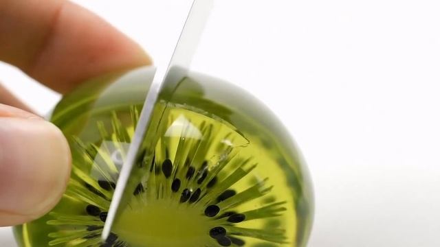 Kiwi Cutting