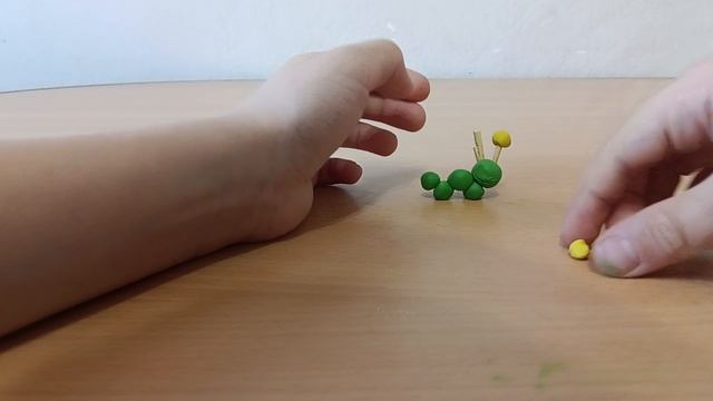 Гусеница из пластилина.