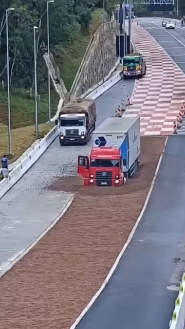 Полоса торможения придумана не зря 🚧🚛 смотреть онлайн
