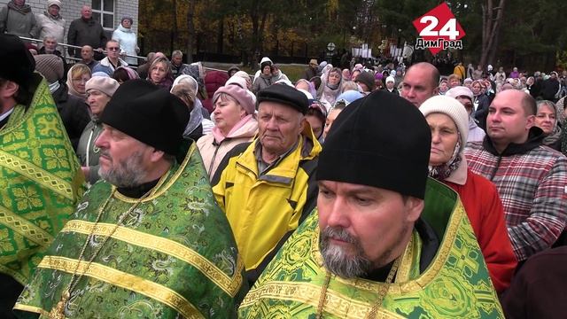 Под колокольный звон и с молитвой о мире смотреть онлайн