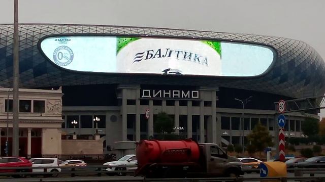 Интересный футбольный стадион Динамо. Выглядит очень красиво и элементарно.