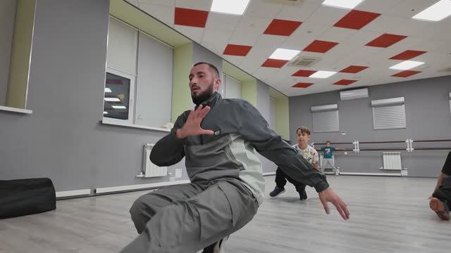 Дмитрий Дворников: би-бой на танцполе и специалист по надёжности на ОЭМК смотреть онлайн