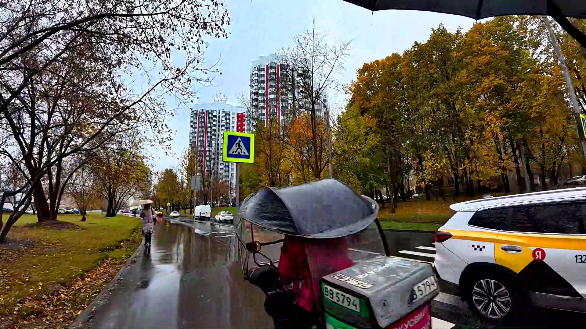 ❗❗❗ Опасная манера вождения курьера на мототранспорте. Чуть не стала участником ДТП на тротуаре. смотреть онлайн