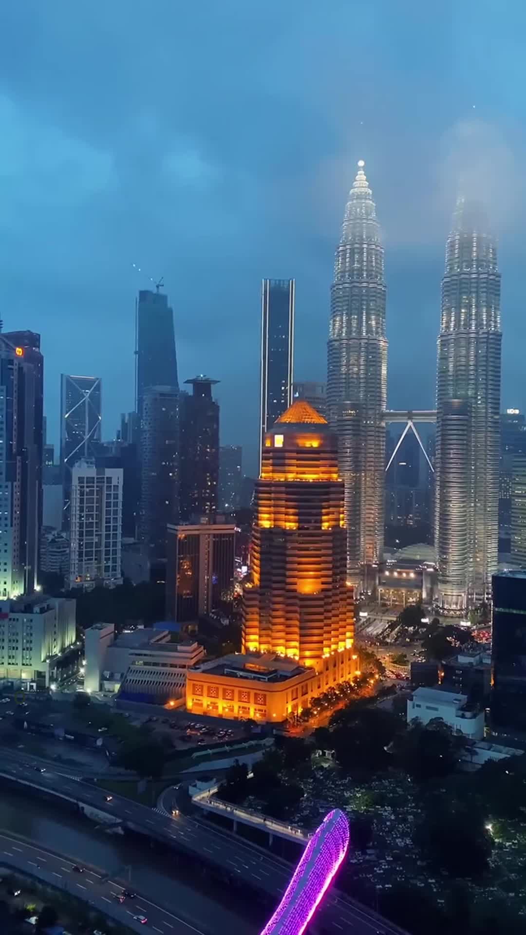 В ночное время Куала-Лумпур превращается в яркий мегаполис с неоновыми огнями и шумными улицами. ... смотреть онлайн