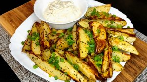 Картошка по-деревенски с чесночным соусом.