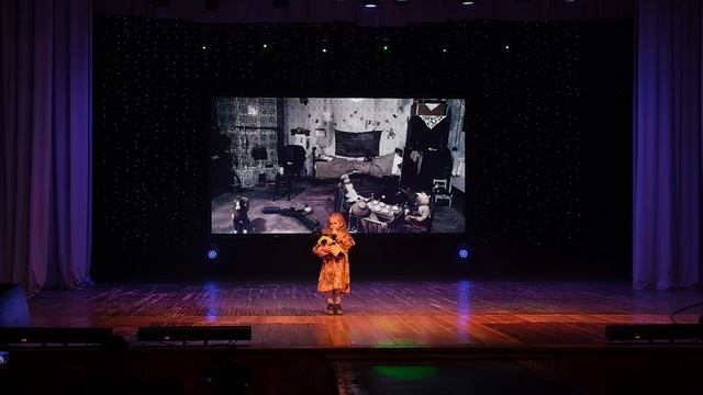 "Оборванного мишеу утешала" смотреть онлайн