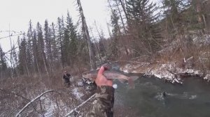 РЫБАЛКА на ХАРИУСА по первому снегу/ Труднопроходимая Речка по болоту/ Хариус клюёт из под коряг!!!