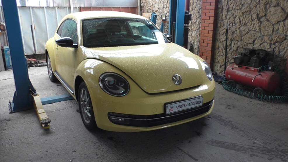 Замена лампочки в фаре на Volkswagen Beetle 1,4 Фольксваген Битл 2014 года