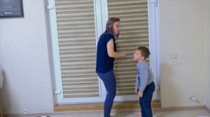 Света я Богдан увидели какого-то дворника который убирался в доме и ему позвала мама// лунакот