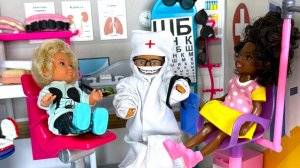 СТАЛ ДОКТОРОМ В ШКОЛЕ😜😱🤣 ВСЕ НА ОСМОТР К МАКСУ😲 ВЕСЕЛАЯ ШКОЛА куклы Барби истории Даринелкатвку