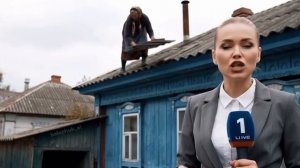 Прикол от нейросети про бабку. Бабушка чинит крышу.