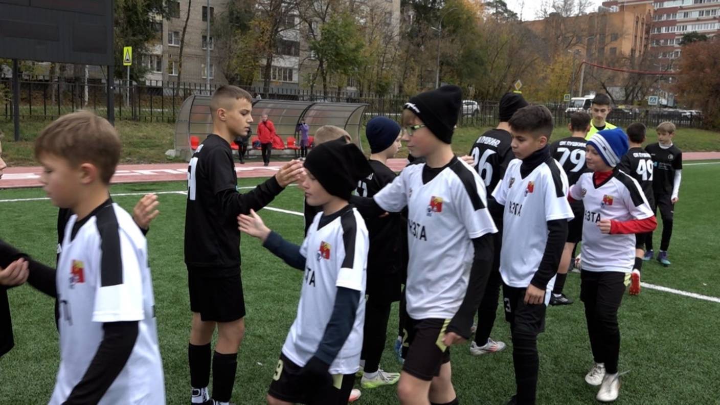 На стадионе ФСК «Пушкино» прошли завершающие игры матчи футбольного сезона смотреть онлайн