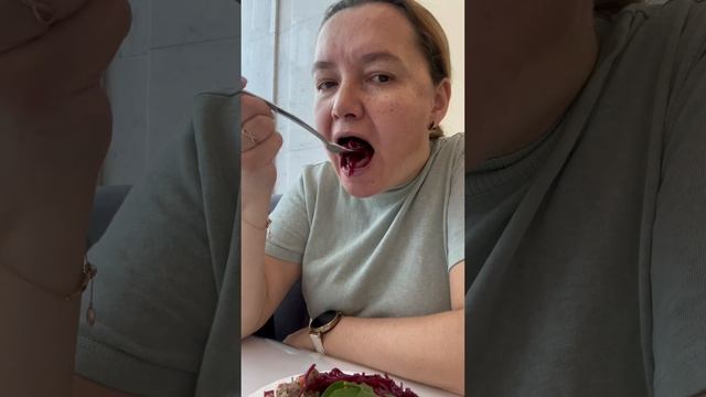 Чечевичный суп с сухариками, салат Тбилиси. Обед в санатории 16.10.2025 смотреть онлайн